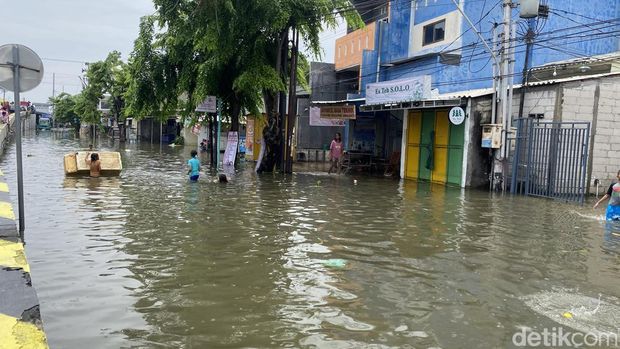 Kondisi banjir di Jalan Kaligawe Raya, Kelurahan Karangkimpul, Kecamatan Gayamsari, Kota Semarang, Selasa (28/10/2025). Kondisi banjir di Jalan Kaligawe Raya, Kelurahan Karangkimpul, Kecamatan Gayamsari, Kota Semarang, Selasa (28/10/2025). Pedagang mengeluh rugi.