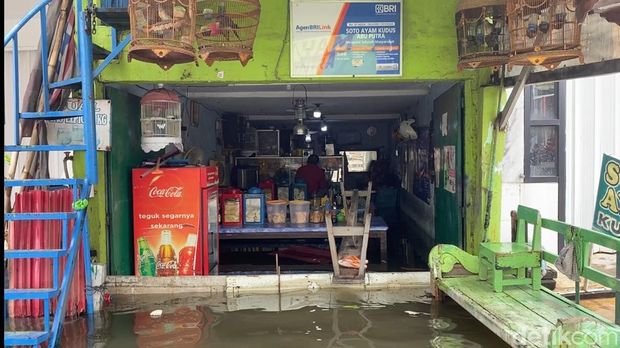 Kondisi banjir di Jalan Kaligawe Raya, Kelurahan Karangkimpul, Kecamatan Gayamsari, Kota Semarang, Selasa (28/10/2025). Kondisi banjir di Jalan Kaligawe Raya, Kelurahan Karangkimpul, Kecamatan Gayamsari, Kota Semarang, Selasa (28/10/2025). Pedagang mengeluh rugi.