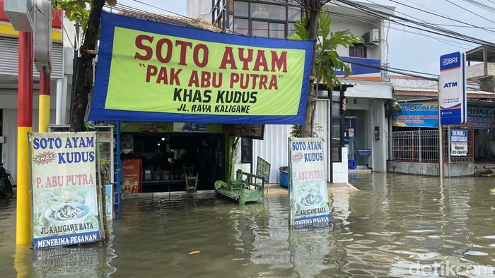 Kondisi banjir di Jalan Kaligawe Raya, Kelurahan Karangkimpul, Kecamatan Gayamsari, Kota Semarang, Selasa (28/10/2025). Kondisi banjir di Jalan Kaligawe Raya, Kelurahan Karangkimpul, Kecamatan Gayamsari, Kota Semarang, Selasa (28/10/2025). Pedagang mengeluh rugi.