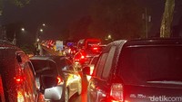 Cerita Pengendara Terjebak Macet Imbas Banjir Semarang: Tak Bisa Bergerak Cerita Pengendara Terjebak Macet Imbas Banjir Semarang: Tak Bisa Bergerak