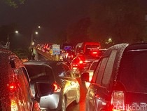 Jalanan Semarang Macet Parah Akibat Banjir, Tempuh 2 Km Butuh 1,5 Jam