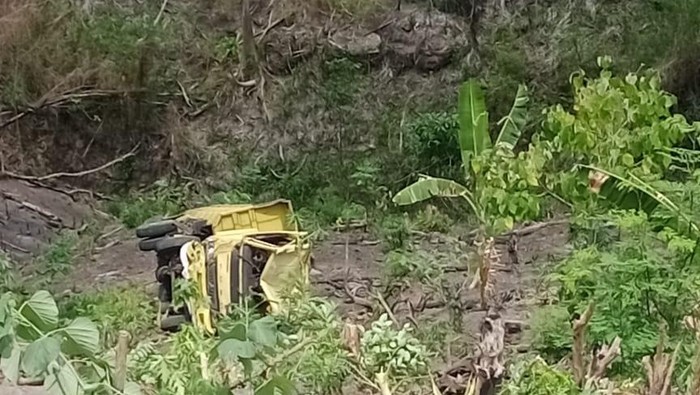 Kondisi truk yang ringsek setelah terjun ke jurang di Jalan Trans Atadei, Kabupaten Lembata,Β NTT,Β Selasa (28/10/2025). (Foto:Β Polres Lembata) Kondisi truk yang ringsek setelah terjun ke jurang di Jalan Trans Atadei, Kabupaten Lembata,Β NTT,Β Selasa (28/10/2025). (Foto:Β Polres Lembata)