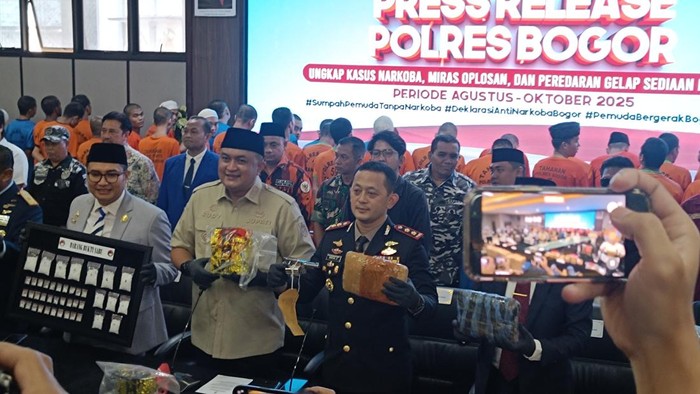 Konferensi pers kasus narkoba di Bogor (Rizky/detikcom) Konferensi pers kasus narkoba di Bogor (Rizky/detikcom)