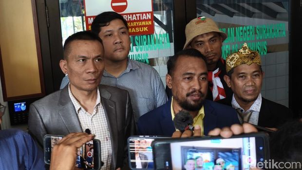 Kuasa hukum penggugat CSL Ijazah Jokowi Kuasa hukum penggugat perkara nomor 211/Pdt.G/2025/PN Skt, tentang gugatan Citizen Lawsuit (CLS) ijazah Jokowi, saat wawancara di Pengadilan Negeri Solo, Selasa (28/10/2025).