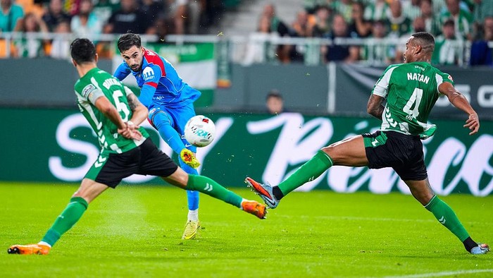 SEVILLA, SPAIN - OCTOBER 27: Alex Baena of Atletico de Madrid shoots for goal during the Spanish league, LaLiga EA Sports, football match played between Real Betis and Atletico de Madrid at La Cartuja stadium on October 27, 2025, in Sevilla, Spain. (Photo By Joaquin Corchero/Europa Press via Getty Images)