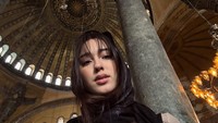 Selain Basilika Cistern dan Galata Tower, Yasmin juga membagikan fotonya saat berkunjung ke Hagia Sophia. Sebuah bangunan yang asalnya gereja kini diubah fungsinya menjadi masjid. (Instagram/@yasminnapper) Selain Basilika Cistern dan Galata Tower, Yasmin juga membagikan fotonya saat berkunjung ke Hagia Sophia. Sebuah bangunan yang asalnya gereja kini diubah fungsinya menjadi masjid. (Instagram/@yasminnapper)