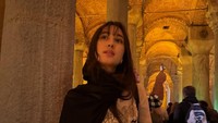 Liburannya di Turki ini Yasmin mengunjungi beberapa bangunan bersejarah yang ada di negara tersebut, salah satunya Basilika Cistern. (Instagram/@yasminnapper) Liburannya di Turki ini Yasmin mengunjungi beberapa bangunan bersejarah yang ada di negara tersebut, salah satunya Basilika Cistern. (Instagram/@yasminnapper)