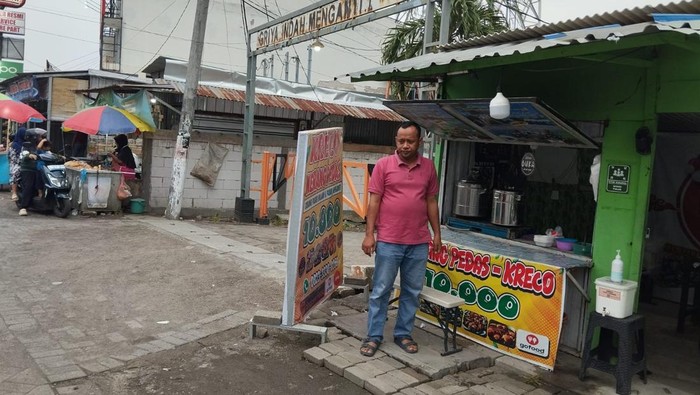 Lokasi di Pasar Menganti Gresik tempat seorang wanita ditipu kiai gadungan. Lokasi di Pasar Menganti Gresik tempat seorang wanita ditipu kiai gadungan.