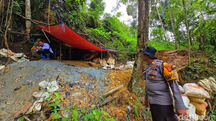 Lokasi tambang liar di Kecamatan Cikakak, Kabupaten Sukabumi Lokasi tambang liar di Kecamatan Cikakak, Kabupaten Sukabumi