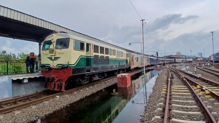 Lokomotif diesel hidrolik BB 304 dioperasikan imbas banjir di jalur KA Semarang Tawang-Alastua, Selasa (28/10/2025). Lokomotif diesel hidrolik BB 304 dioperasikan imbas banjir di jalur KA Semarang Tawang-Alastua, Selasa (28/10/2025).