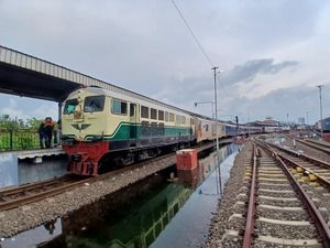 KAI Kerahkan Lokomotif Diesel Hidrolik Tembus Banjir di Semarang