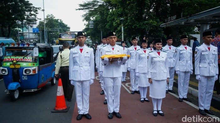 Kendaraan terjebak kemacetan cukup panjang akibat upacara peringatan Hari Sumpah Pemuda di Jalan Kramat, Jakarta, Selasa (28/10/2025).