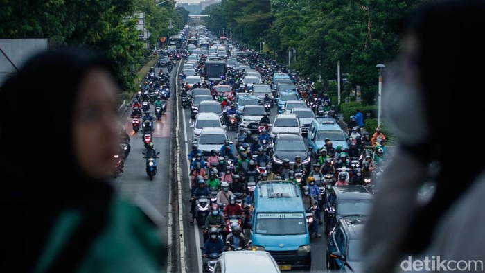 Macet Panjang Terjadi Saat Upacara Sumpah Pemuda di Kramat Kendaraan terjebak kemacetan cukup panjang akibat upacara peringatan Hari Sumpah Pemuda di Jalan Kramat, Jakarta, Selasa (28/10/2025).