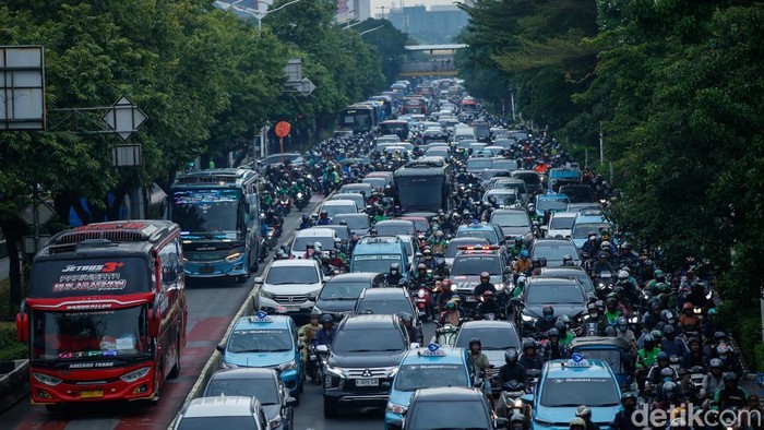 Kendaraan terjebak kemacetan cukup panjang akibat upacara peringatan Hari Sumpah Pemuda di Jalan Kramat, Jakarta, Selasa (28/10/2025).