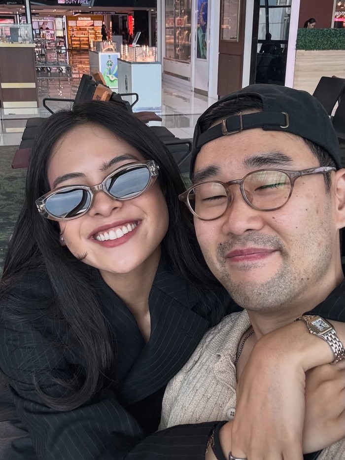 Maudy Ayunda Maudy Ayunda kulineran di Alor Street, Malaysia.