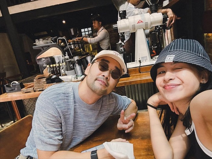 Maudy Ayunda Maudy Ayunda kulineran di Alor Street, Malaysia.