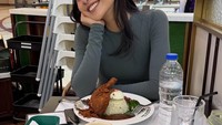 Di hari berbeda, Maudy Ayunda dan Jesse Choi juga mampir ke restoran nasi lemak. Maudy sempat berpose dengan seporsi nasi lemak dengan lauk ayam. Foto: Instagram/@maudyayunda Di hari berbeda, Maudy Ayunda dan Jesse Choi juga mampir ke restoran nasi lemak. Maudy sempat berpose dengan seporsi nasi lemak dengan lauk ayam. Foto: Instagram/@maudyayunda