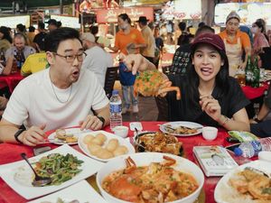 Serunya Maudy Ayunda Ajak Suami Kulineran di Alor Street Malaysia