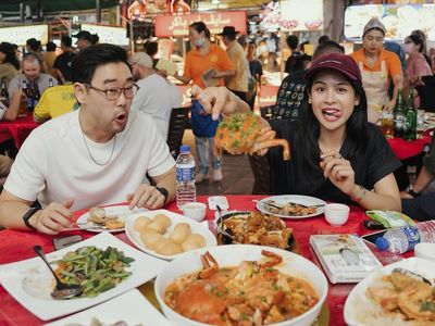 Serunya Maudy Ayunda Ajak Suami Kulineran di Alor Street Malaysia