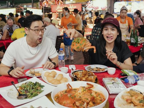 Serunya Maudy Ayunda Ajak Suami Kulineran di Alor Street Malaysia