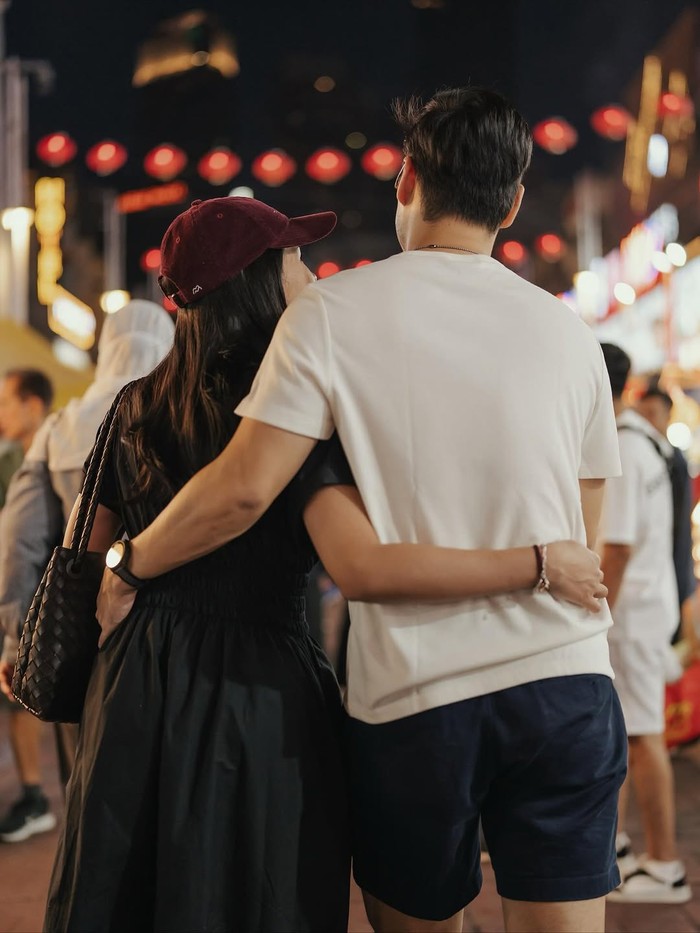 Maudy Ayunda Maudy Ayunda kulineran di Alor Street, Malaysia.