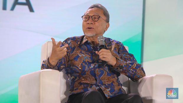 Menko Pangan, Zulkifli Hasan saat menyampaikan paparan dalam acara Sarasehan 100 Ekonom di Menara Bank Mega, Jakarta, Selasa (28/10/2025). (CNBC Indonesia/Faisal Rahman) Menko Pangan, Zulkifli Hasan saat menyampaikan paparan dalam acara Sarasehan 100 Ekonom di Menara Bank Mega, Jakarta, Selasa (28/10/2025). (CNBC Indonesia/Faisal Rahman)