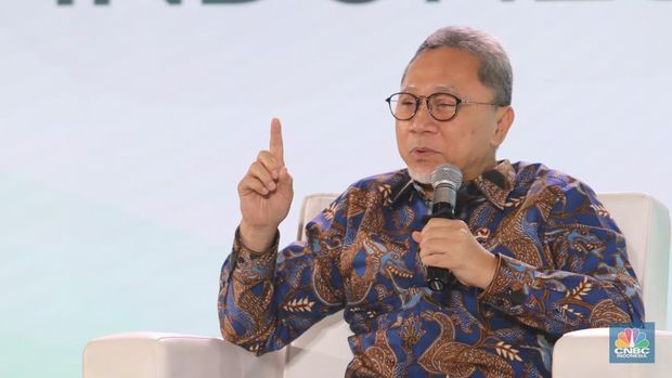 Menko Pangan, Zulkifli Hasan saat menyampaikan paparan dalam acara Sarasehan 100 Ekonom di Menara Bank Mega, Jakarta, Selasa (28/10/2025). (CNBC Indonesia/Faisal Rahman) Menko Pangan, Zulkifli Hasan saat menyampaikan paparan dalam acara Sarasehan 100 Ekonom di Menara Bank Mega, Jakarta, Selasa (28/10/2025). (CNBC Indonesia/Faisal Rahman)