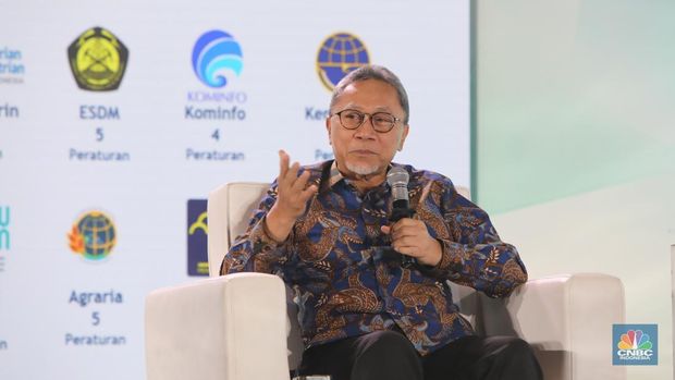 Menko Pangan, Zulkifli Hasan saat menyampaikan paparan dalam acara Sarasehan 100 Ekonom di Menara Bank Mega, Jakarta, Selasa (28/10/2025). (CNBC Indonesia/Faisal Rahman) Menko Pangan, Zulkifli Hasan saat menyampaikan paparan dalam acara Sarasehan 100 Ekonom di Menara Bank Mega, Jakarta, Selasa (28/10/2025). (CNBC Indonesia/Faisal Rahman)