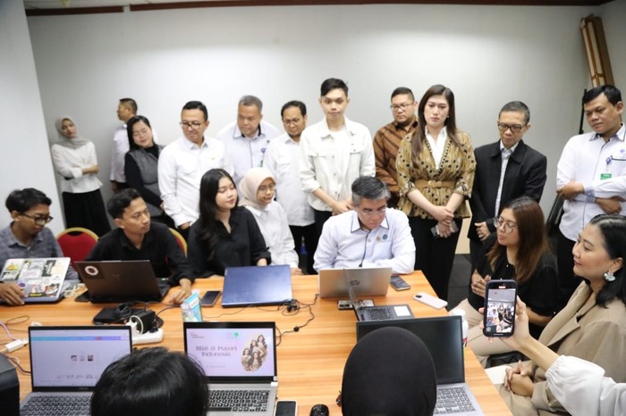 Menteri Ketenagakerjaan Yassierli meninjau pelaksanaan program magang nasional 2025 bagi lulusan baru perguruan tinggi di Graha Mustika Ratu, Jakarta. Menteri Ketenagakerjaan Yassierli meninjau pelaksanaan program magang nasional 2025 bagi lulusan baru perguruan tinggi di Graha Mustika Ratu, Jakarta.
