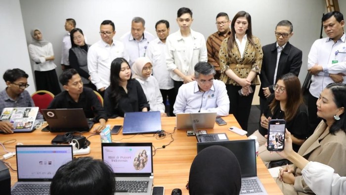 Menteri Ketenagakerjaan Yassierli meninjau pelaksanaan program magang nasional 2025 bagi lulusan baru perguruan tinggi di Graha Mustika Ratu, Jakarta. Menteri Ketenagakerjaan Yassierli meninjau pelaksanaan program magang nasional 2025 bagi lulusan baru perguruan tinggi di Graha Mustika Ratu, Jakarta.