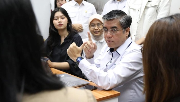 Menteri Ketenagakerjaan Yassierli meninjau pelaksanaan program magang nasional 2025 bagi lulusan baru perguruan tinggi di Graha Mustika Ratu, Jakarta. Menteri Ketenagakerjaan Yassierli meninjau pelaksanaan program magang nasional 2025 bagi lulusan baru perguruan tinggi di Graha Mustika Ratu, Jakarta.