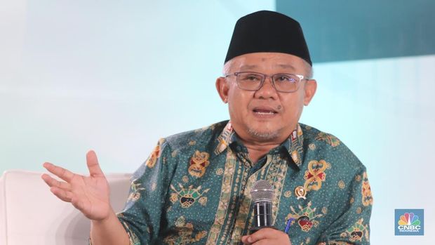 Menteri Pendidikan Dasar dan Menengah, Abdul Mu'ti saat menyampaikan paparan dalam acara Sarasehan 100 Ekonom di Menara Bank Mega, Jakarta, Selasa (28/10/2025). (CNBC Indonesia/Faisal Rahman) Menteri Pendidikan Dasar dan Menengah, Abdul Mu'ti saat menyampaikan paparan dalam acara Sarasehan 100 Ekonom di Menara Bank Mega, Jakarta, Selasa (28/10/2025). (CNBC Indonesia/Faisal Rahman)