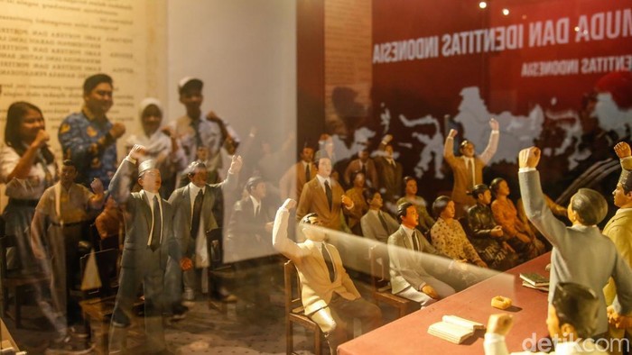 Menyelami Semangat Persatuan di Museum Sumpah Pemuda Sejumlah siswa mengamati diorama Kongres Pemuda usai mengikuti upacara peringatan Hari Sumpah Pemuda di Museum Sumpah Pemuda, Jakarta, Selasa (28/10/2025).