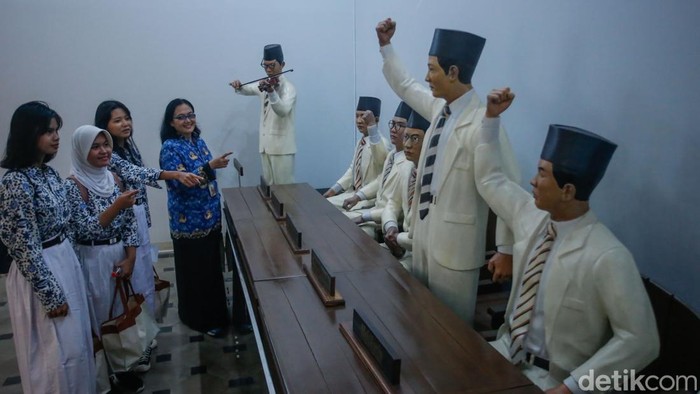 Sejumlah siswa mengamati diorama Kongres Pemuda usai mengikuti upacara peringatan Hari Sumpah Pemuda di Museum Sumpah Pemuda, Jakarta, Selasa (28/10/2025).