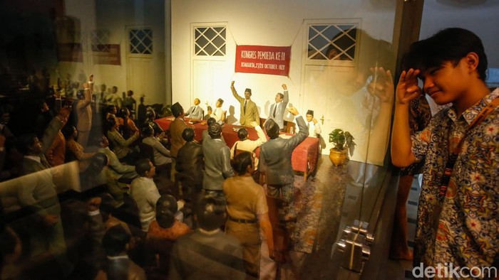Sejumlah siswa mengamati diorama Kongres Pemuda usai mengikuti upacara peringatan Hari Sumpah Pemuda di Museum Sumpah Pemuda, Jakarta, Selasa (28/10/2025).