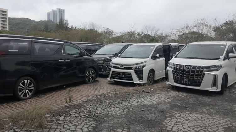 Potret Alphard-Rolls Royce Terbengkalai di Hotel Bintang 5