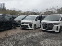 Waduh! Alphard-Rolls Royce Terbengkalai di Hotel Bintang 5