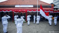 Hujan rintik tak menghalangi jalannya upacara, setelah pengibaran sang saka merah putih acara dilanjutkan dengan mengheningkan cipta seraya mendoakan para pahlawan.  Hujan rintik tak menghalangi jalannya upacara, setelah pengibaran sang saka merah putih acara dilanjutkan dengan mengheningkan cipta seraya mendoakan para pahlawan.