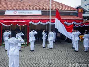 Momen Upacara Pengibaran Merah Putih di Museum Sumpah Pemuda