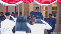 Menteri Kebudayaan Fadli Zon memimpin jalannya upacara pengibaran bendera merah putih dalam rangka peringatan Hari Sumpah Pemuda di Museum Sumpah Pemuda, Jakarta, Selasa (28/10/2025).   Menteri Kebudayaan Fadli Zon memimpin jalannya upacara pengibaran bendera merah putih dalam rangka peringatan Hari Sumpah Pemuda di Museum Sumpah Pemuda, Jakarta, Selasa (28/10/2025).
