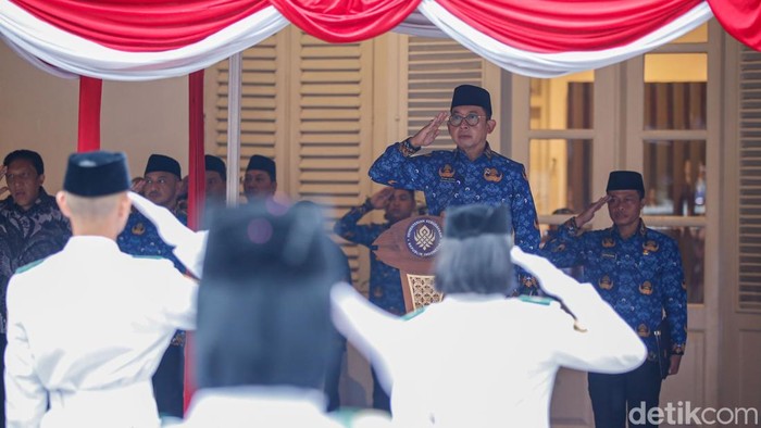 Momen Upacara Pengibaran Merah Putih di Museum Sumpah Pemuda Menteri Kebudayaan Fadli Zon memimpin jalannya upacara pengibaran bendera merah putih dalam rangka peringatan Hari Sumpah Pemuda di Museum Sumpah Pemuda, Jakarta, Selasa (28/10/2025).