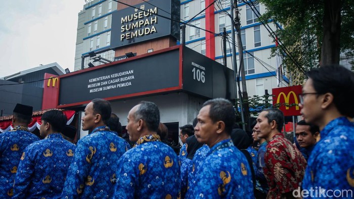 Momen Upacara Pengibaran Merah Putih di Museum Sumpah Pemuda Menteri Kebudayaan Fadli Zon memimpin jalannya upacara pengibaran bendera merah putih dalam rangka peringatan Hari Sumpah Pemuda di Museum Sumpah Pemuda, Jakarta, Selasa (28/10/2025).
