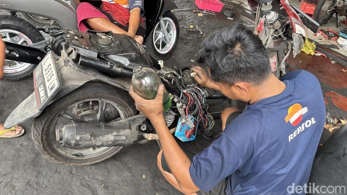 Montir mengatasi masalah motor brebet gegara Pertalite di Surabaya Montir mengatasi masalah motor brebet gegara Pertalite di Surabaya