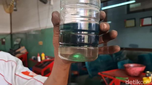 Montir salah satu bengkel di Kota Kediri yang menangani sejumlah motor yang brebet maupun mogok usai mengisi BBM Pertalite. Montir salah satu bengkel di Kota Kediri yang menangani sejumlah motor yang brebet maupun mogok usai mengisi BBM Pertalite.