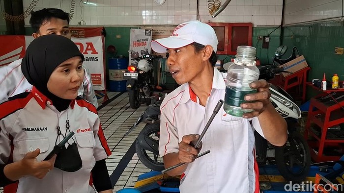 Montir salah satu bengkel di Kota Kediri yang menangani sejumlah motor yang brebet maupun mogok usai mengisi BBM Pertalite. Montir salah satu bengkel di Kota Kediri yang menangani sejumlah motor yang brebet maupun mogok usai mengisi BBM Pertalite.