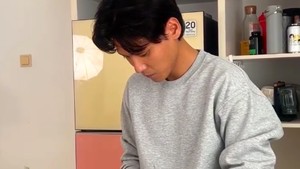 Di tengah drama rumah tangga, ia tetap masak sendiri dan buat menu sehat buat ketiga anaknya. Foto: Instagram @daehoon_na