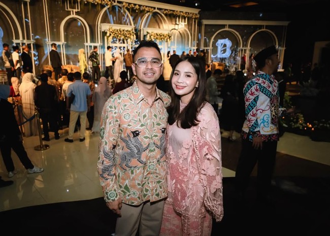 Penampilan Nagita Slavina kembali mencuri atensi. Kali ini melalui gayanya saat kondangan ke acara pernikahan anak Agustiar Sabran, Gubernur Kalimantan Tengah. Foto: Instagram/@raffinagita1717