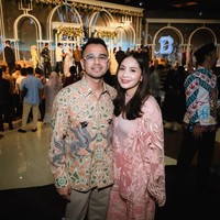 Penampilan Nagita Slavina kembali mencuri atensi. Kali ini melalui gayanya saat kondangan ke acara pernikahan anak Agustiar Sabran, Gubernur Kalimantan Tengah. Foto: Instagram/@raffinagita1717