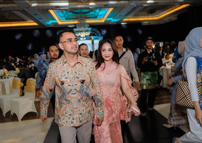 Dampingi sang suami, Raffi Ahmad, Nagita tampil simpel dengan outfit serba pink. Penampilannya serasi dengan Raffi yang mengenakan baju batik lengan panjang bernuansa coklat keoranyean dan celana panjang coklat muda. Foto: Instagram/@raffinagita1717