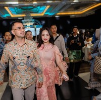 Dampingi sang suami, Raffi Ahmad, Nagita tampil simpel dengan outfit serba pink. Penampilannya serasi dengan Raffi yang mengenakan baju batik lengan panjang bernuansa coklat keoranyean dan celana panjang coklat muda. Foto: Instagram/@raffinagita1717